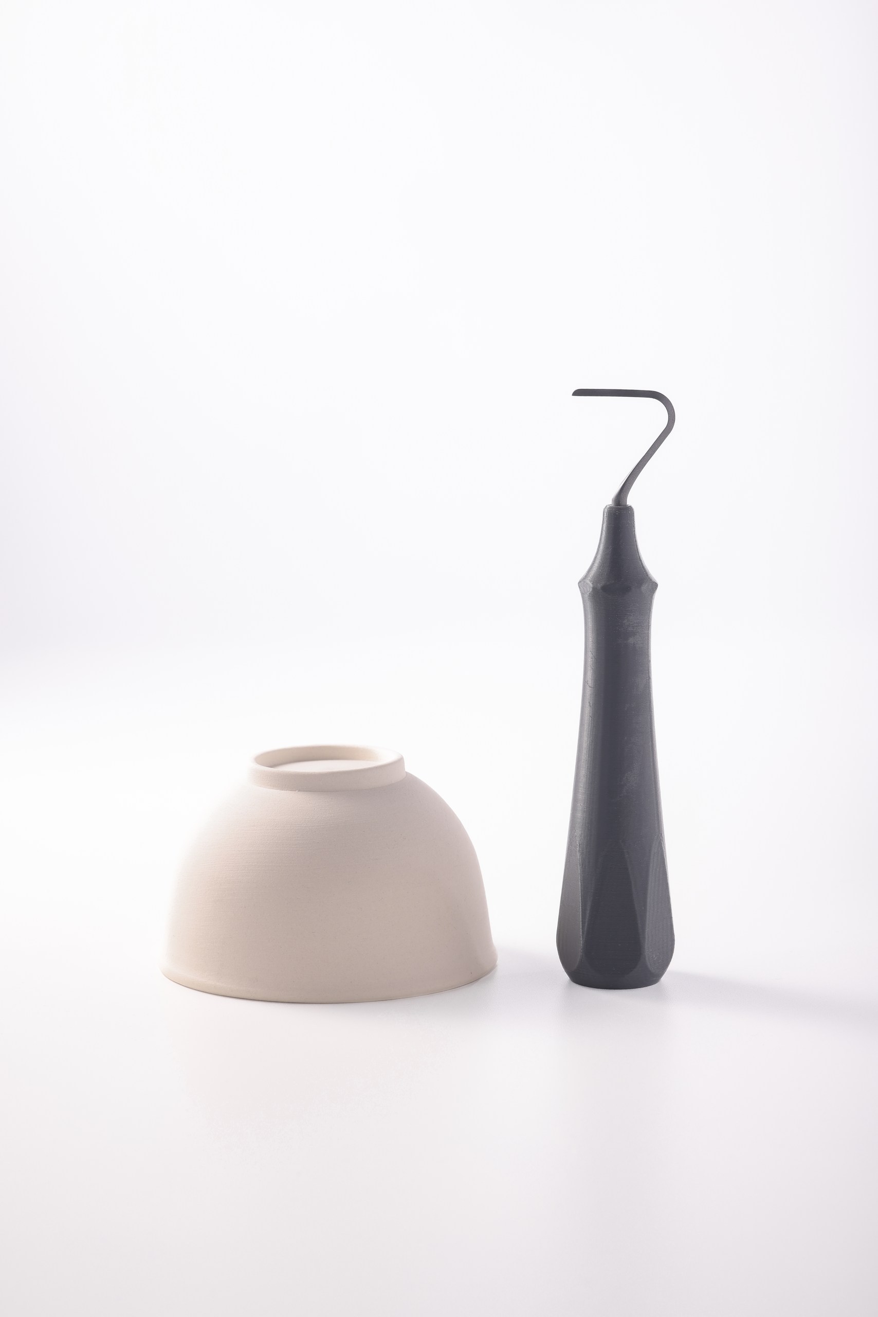 С керамической вазой